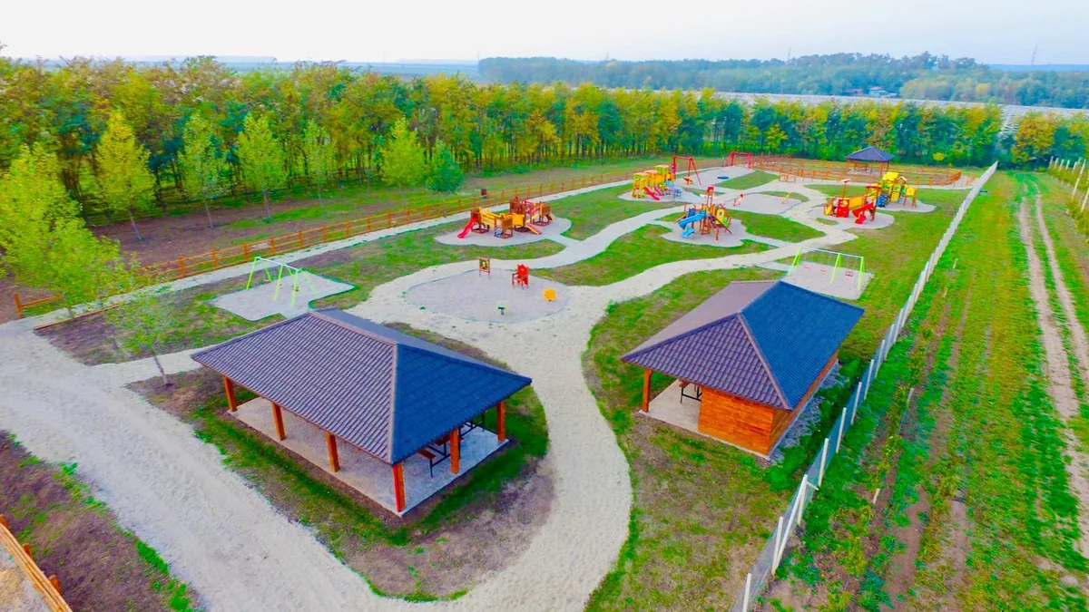Vedere aeriană a FarmPark Solacolu, cu foișoare și loc de joacă